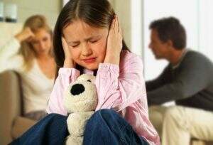 Discutir na frente dos filhos pode causar stress infantil