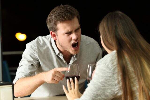 Agressão verbal homem gritando com a mulher