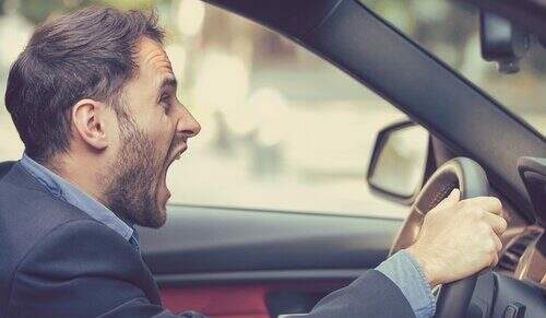Agressividade no trânsito homem gritando