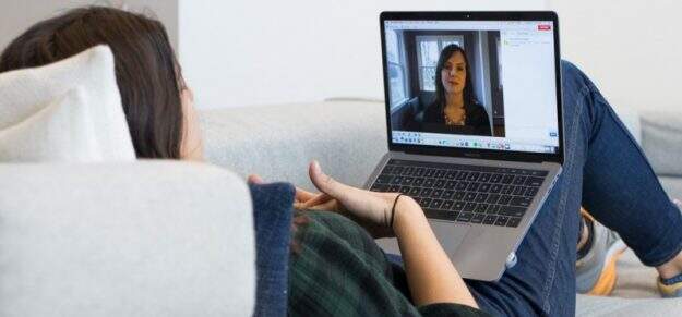 Psicologia online mulher falando com psicóloga pela internet