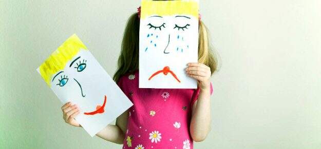 Psicoterapia infantil criança triste e feliz